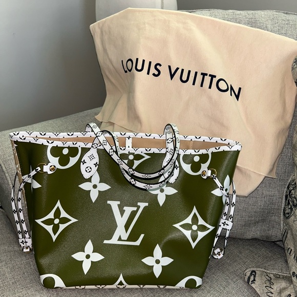 Louis Vuitton Guaranteed Authentic Monogram Giant Neverful MM Khaki and Beige - Picture 4 of 16